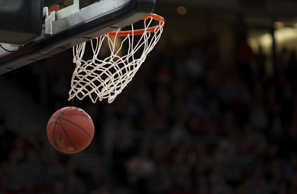 NBA季后赛东西部对阵形势与球队前景预测